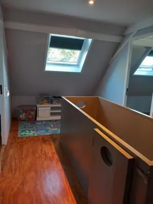 a bathroom with a sink and a mirror in a room at Uniek vakantiehuis - nabij molen, meer, strand & stad' in Hoorn