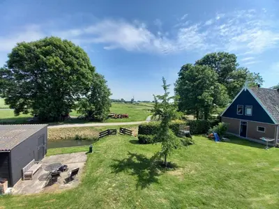 an aerial view of a house and a yard at Uniek vakantiehuis - nabij molen, meer, strand & stad' in Hoorn
