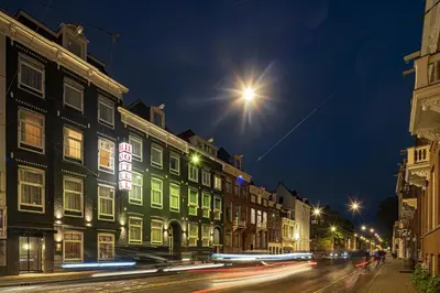 a city street at night with buildings and cars at Huygens Place Amsterdam in Amsterdam