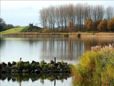 a lake with a island in the middle of it at Hotel Molengroet in Noord-Scharwoude