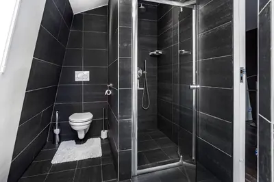 a bathroom with a toilet and a shower at Amsterdam Countryside met Airco ,Geweldig uitzicht, luxe keuken,wasmachine,droger,gratis fietsen in Den Ilp