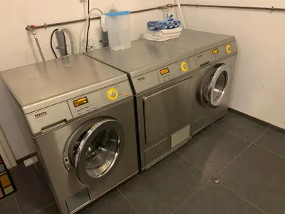 a washer and dryer in a laundry room at Amsterdam Countryside met Airco ,Geweldig uitzicht, luxe keuken,wasmachine,droger,gratis fietsen in Den Ilp