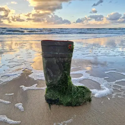 a pole sticking out of the sand on the beach at Nordseeperle Dirkshorn Nordholland, mit Klimaanlage und Sauna in Dirkshorn