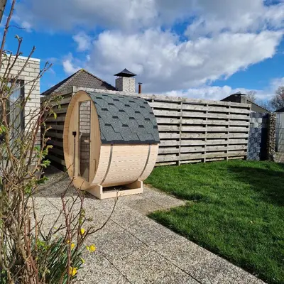 a small dog house sitting in a yard at Nordseeperle Dirkshorn Nordholland, mit Klimaanlage und Sauna in Dirkshorn