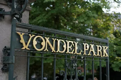 a sign for aondon park on a fence at Hotel City Garden Amsterdam in Amsterdam