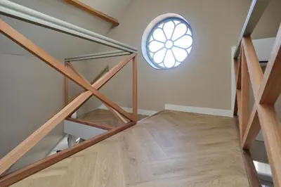 a room with stairs and a round window at appartement-gratis parkeren -bij strand en in het centrum in Noordwijk