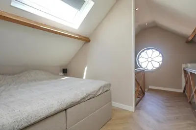 a bedroom with a bed and a window at appartement-gratis parkeren -bij strand en in het centrum in Noordwijk