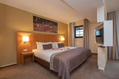 a hotel room with a bed and a flat screen tv at Fletcher Hotel-Restaurant De Klepperman in Hoevelaken