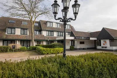 a street light in front of a building at Fletcher Hotel-Restaurant De Klepperman in Hoevelaken