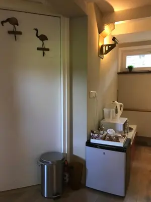 a room with a counter with a bird on the wall at Benedenverdieping in Woonboot met tuinterras in Utrecht