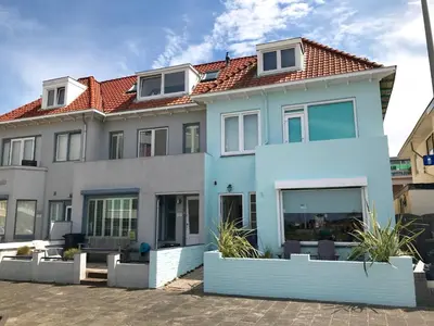 a blue house with a red roof at Odyssee in Zandvoort