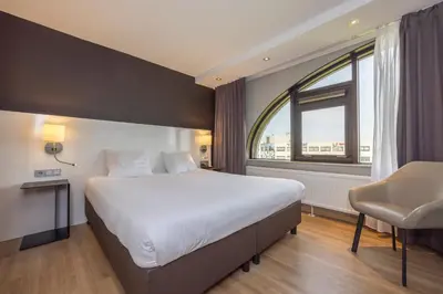 a hotel room with a large bed and a window at Fletcher Hotel-Restaurant Nieuwegein-Utrecht in Nieuwegein