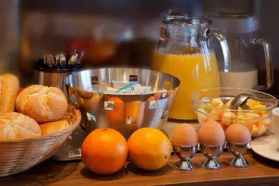 a table with eggs and oranges and bread and juice at Het Wapen van Harmelen in Harmelen