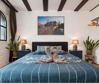 two towelcovered snakes are laying on a bed at Crown Guesthouse Amsterdam in Amsterdam