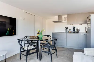 a kitchen and dining room with a table and chairs at Vernieuwd Zeezicht Villa Duin Suite in Bergen aan Zee