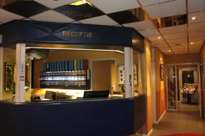 a store with a sign that saysrecrue in a building at Hotel Zwanenburg Amsterdam Airport in Zwanenburg