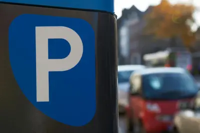 a blue parking sign on the side of a street at Bastion Hotel Leiden Oegstgeest in Oegstgeest