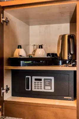 a microwave on a shelf in a kitchen at Hotel Amstelzicht in Amsterdam