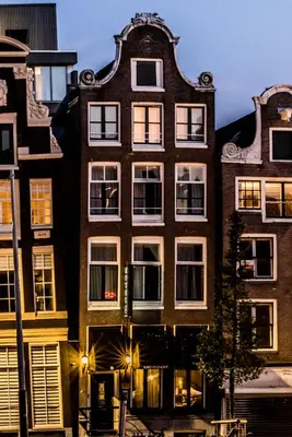a building with a lot of windows on a street at Hotel Amstelzicht in Amsterdam