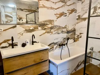 a bathroom with a sink and a bath tub at Glücklich am Meer Suite Deluxe mit Wellnesszugang in Egmond aan Zee