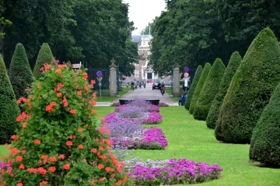 a garden with flowers and bushes in a park at Hotel Theater Figi in Zeist