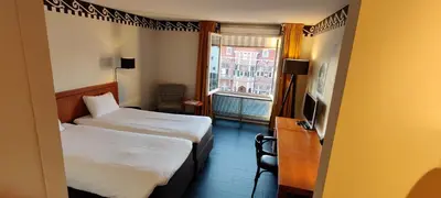 a hotel room with two beds and a window at Hotel Theater Figi in Zeist