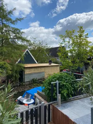 a backyard with a swimming pool and a house at Casa di maksch de miniatura in Amsterdam