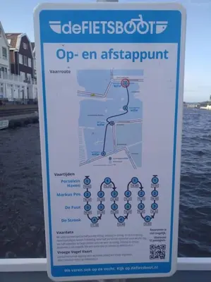 a sign in front of a body of water at Huisje Marie Loosdrecht in Loosdrecht