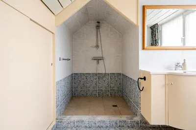 a bathroom with a shower and a sink at Huisje Marie Loosdrecht in Loosdrecht