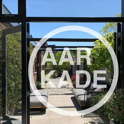 a sign for a yard sale reflected in a window at Bijzonder stadshuis met diepe moderne tuin. in Alphen aan den Rijn