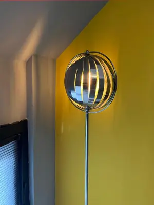 a lamp in a room with a yellow wall at Bijzonder stadshuis met diepe moderne tuin. in Alphen aan den Rijn