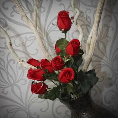a bouquet of red roses in a vase at Amsterdam Hotel Uithoorn in Uithoorn