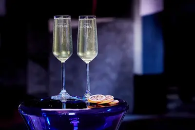 two champagne glasses sitting on top of a blue bowl at Carlton Square Hotel in Haarlem