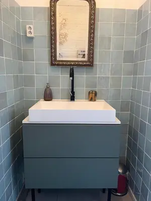 a bathroom with a sink and a mirror at De Bollenschuur in Egmond aan Zee