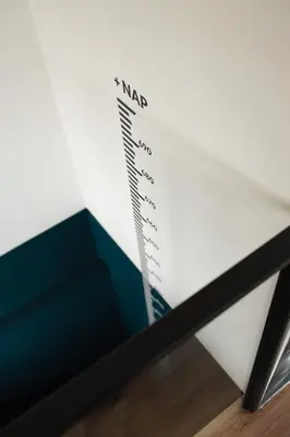 a ruler on a wall next to a table at Waterlinie Lodges in Utrecht