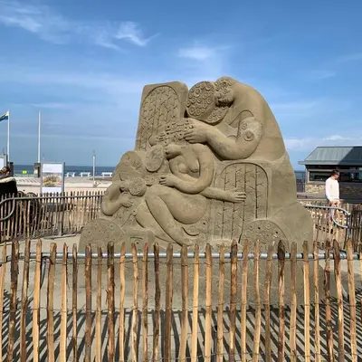 a sand sculpture of two women on the beach at Appartement 't Souterrain in Zandvoort