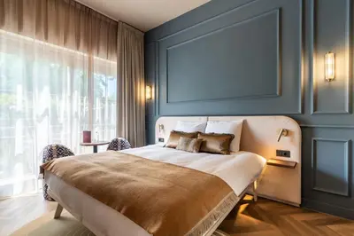 a bedroom with a large bed and a large window at Boutique Hotel Malie House in Utrecht