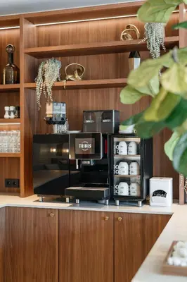 a coffee shop with a coffee machine on a counter at Boutique Hotel Malie House in Utrecht