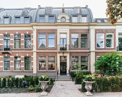 a large brick building with windows and a door at Boutique Hotel Malie House in Utrecht