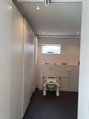 a small bathroom with a toilet in a room at Aangepast vakantiehuis Sandra mindervaliden in Limmen