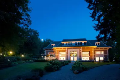 a large house at night with its lights on at Hotel Ernst Sillem Hoeve in Den Dolder