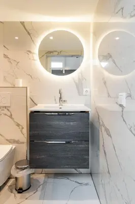 a bathroom with a sink and a mirror at Studio Luxe 31 Zandvoort met gratis parkeerplaats in Zandvoort
