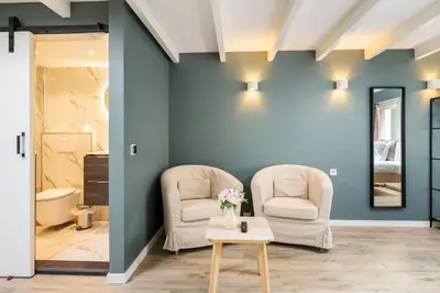 a living room with two chairs and a table at Studio Luxe 31 Zandvoort met gratis parkeerplaats in Zandvoort
