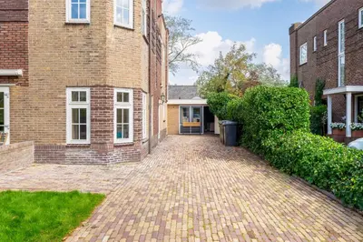 a brick driveway in front of a brick building at Studio Luxe 31 Zandvoort met gratis parkeerplaats in Zandvoort