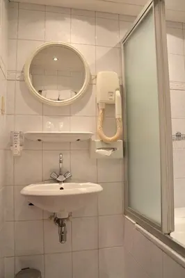 a bathroom with a sink and a mirror at Fletcher Hotel Restaurant Marijke in Bergen