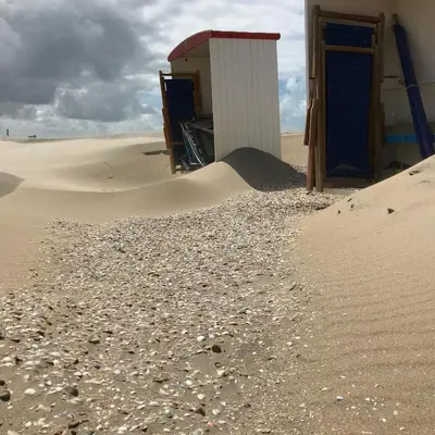 a small building in the middle of a desert at Bed and Breakfast Kik en Bun in Katwijk aan Zee