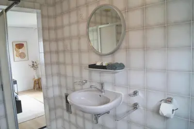 a bathroom with a sink and a mirror at Vakantiehuis 't Hofje nabij dorpscentrum en strand in Castricum
