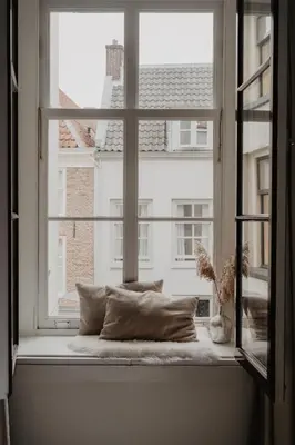 a window seat with a pillow in front of a window at Mother Goose Hotel in Utrecht