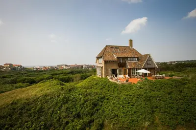 a house sitting on top of a hill at Villa de Duintop in Bergen aan Zee