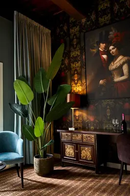 a living room with a painting and a potted plant at Kasteel Kerckebosch in Zeist